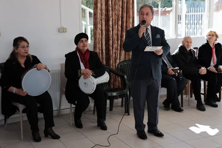 Adana'da yaşlılardan oluşan koro, huzurevinde müzik ziyafeti yaşattı