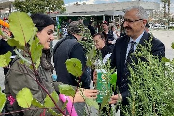 Adana'da 'Yeşil Vatan Sevdalıları'na fidan dağıtımı