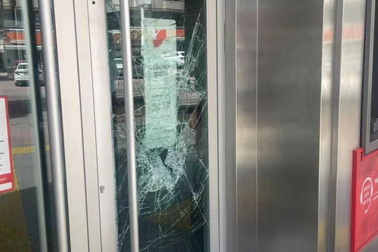 Adana'da Ziraat Bankası şubesine taşlı saldırı