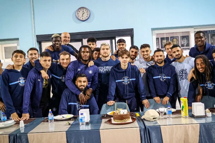Adana Demirspor'un Fransız Yıldızı Edouard Michut, 21. Yaşını Takımıyla Kutladı