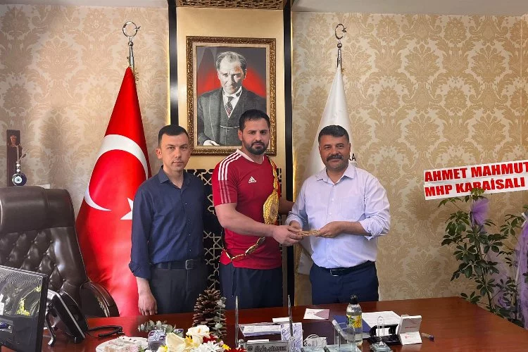 Adana Karaisalı'da Altın Kemer Şampiyon güreşçiye teslim edildi