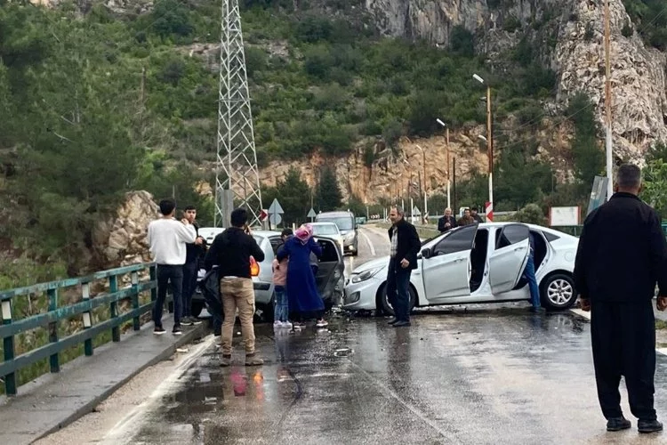 Adana'nın Kozan ilçesinde 2 otomobilin çarpıştığı kazada 6 kişi yaralandı