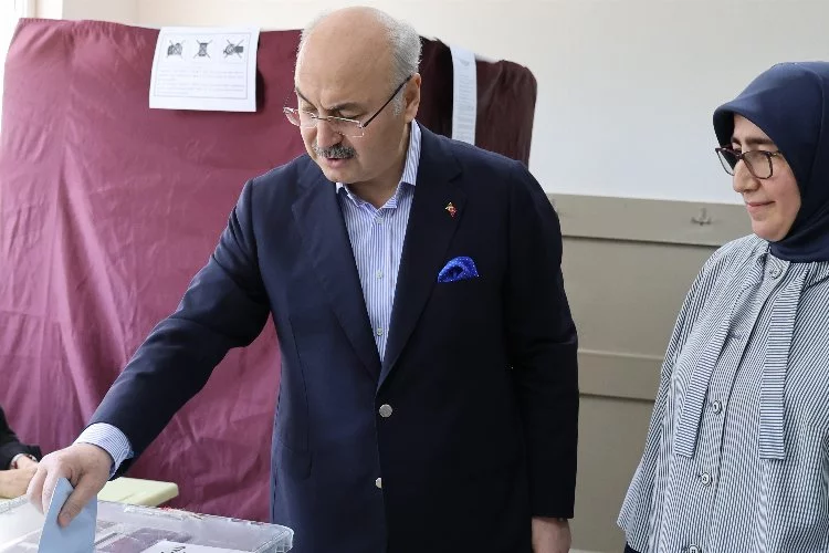 Adana Valisi Yavuz Selim Köşger, oy kullanmak için sırada bekledi