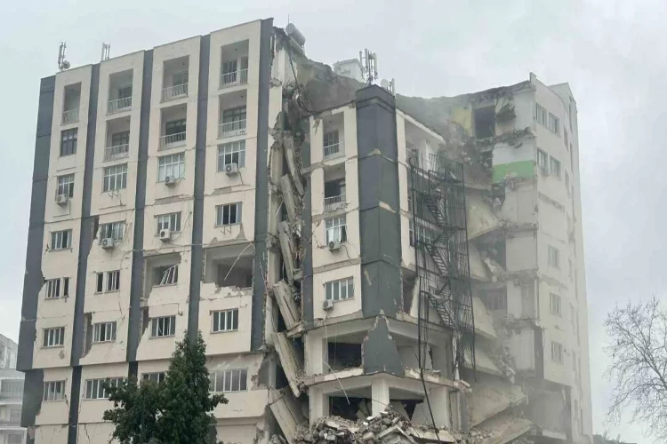 Adana Ceyhan’ın çarşı merkezdeki en büyük binası kontrollü olarak yıkıldı
