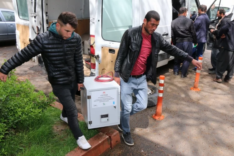Adana'da 197 besiciye buzdolabı ve güneş enerjisi paneli dağıtıldı