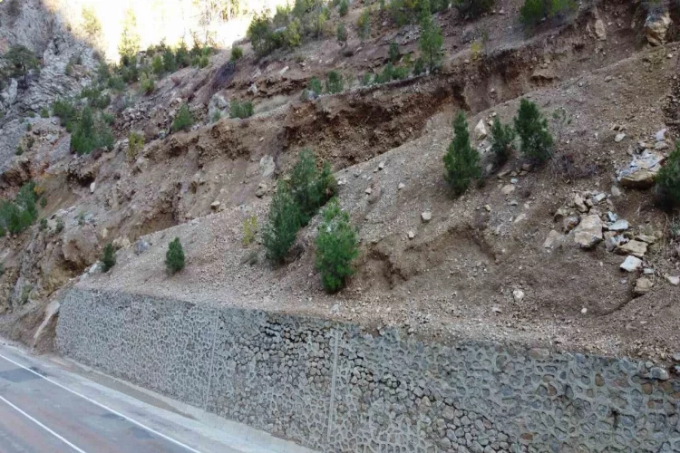 Adana’da 4 öğretmenin otomobilin üzerine kaya düşmesi sonucu öldüğü yolda tehlike devam ediyor