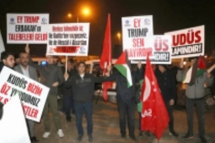 Adana’da Anadolu Gençlik  Derneği Trump’ı protesto etti