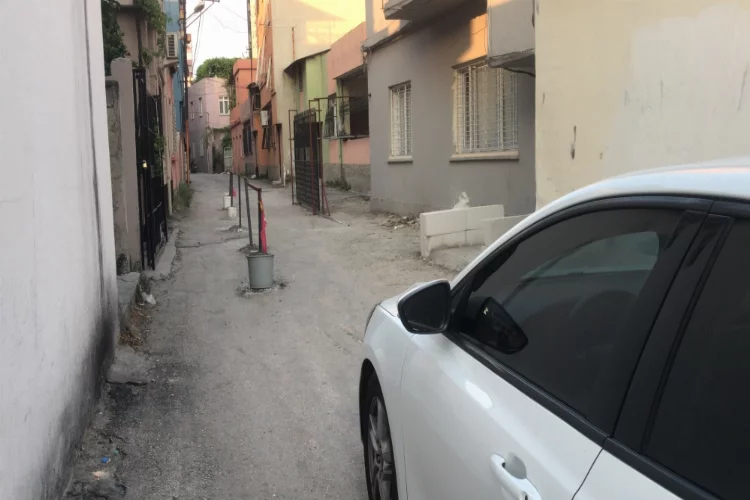 Adana'da anlaşamayan iki komşu, evlerinin önündeki yolu bariyerle trafiğe kapattı
