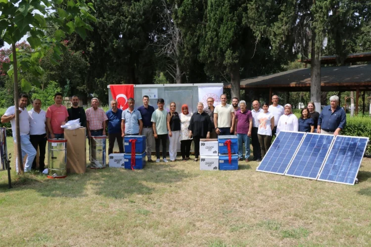 Adana'da arıcılara kovan ve malzeme desteği