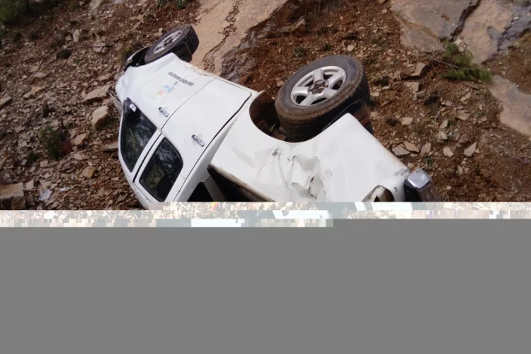 Adana'da devrilen pikabın sürücüsü yaralandı
