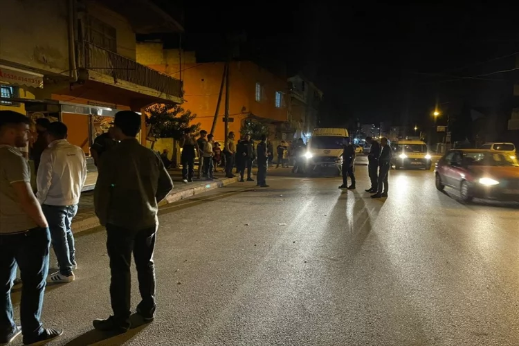Adana'da dönerci dükkanına silahlı saldırıda baba ve oğlu yaralandı
