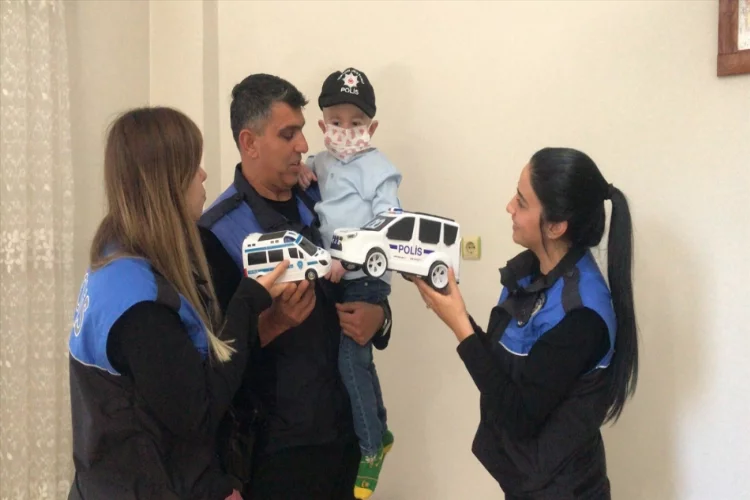 Adana'da emniyet personeli, polis olmak isteyen hasta çocuğu ziyaret etti