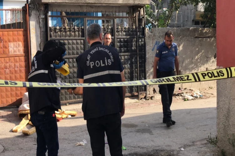Adana'da evinin terasında silahla vurulan çocuk hastanede öldü