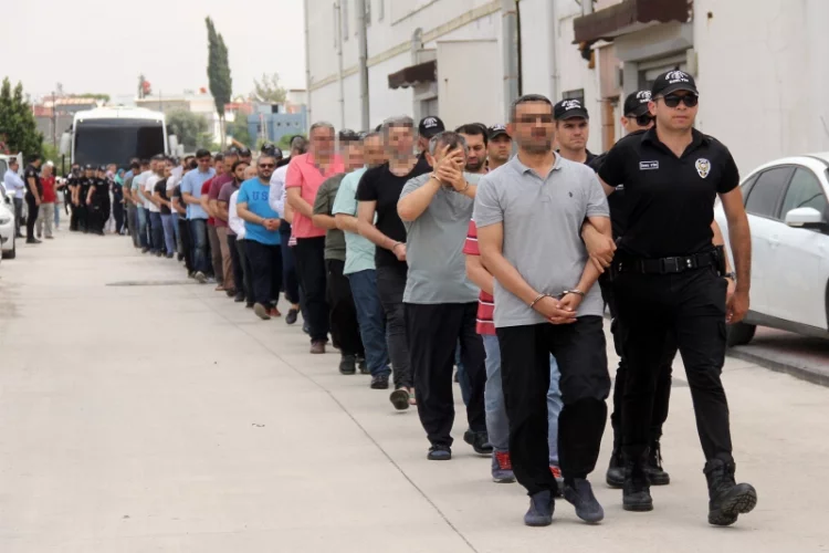  Adana'da FETÖ operasyonunda 8 tutuklama