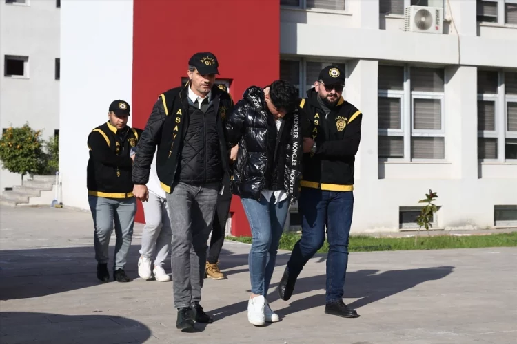 Adana'da gasbettikleri kişiyi otomobilinin bagajına kapatan 2 zanlı tutuklandı