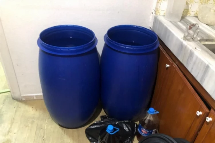 Adana'da imalathaneye dönüştürülen evde 3 bin 985 litre sahte içki ele geçirildi