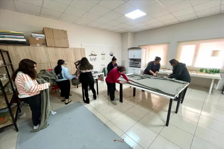Adana'da kadınlar depremzedeler için üretime devam ediyor