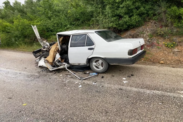 Adana'da kamyona çarpan otomobilin sürücüsü yaralandı