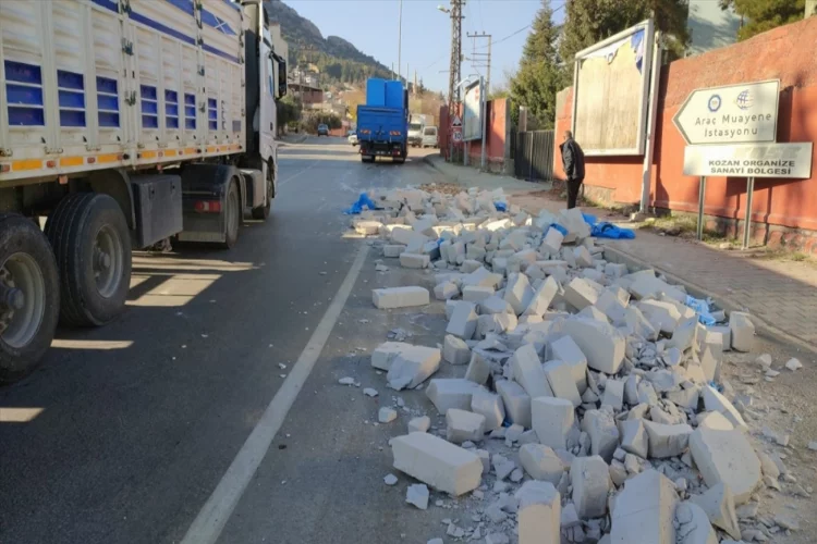 Adana'da kamyondan yola dökülen beton bloklar ulaşımı aksattı