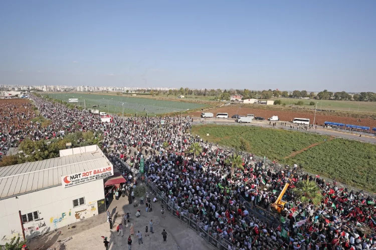 Adana'daki İncirlik Üssü önünde İsrail protesto edildi