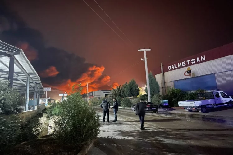 Adana'da kimya fabrikasında çıkan yangına müdahale ediliyor