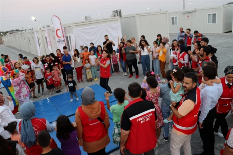 Adana'da konteyner kentteki depremzede çocuklara moral etkinliği düzenlendi