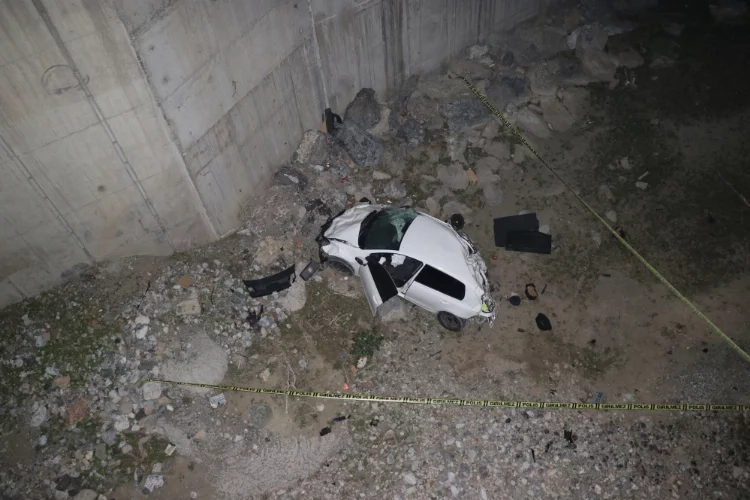 Adana'da köprüden düşen otomobildeki 1 kişi öldü, 2 kişi yaralandı