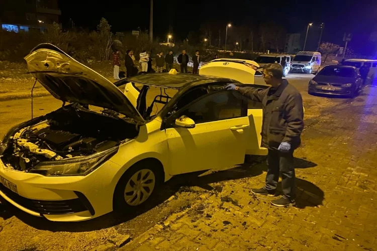 Adana'da kundaklanan otomobilde hasar oluştu