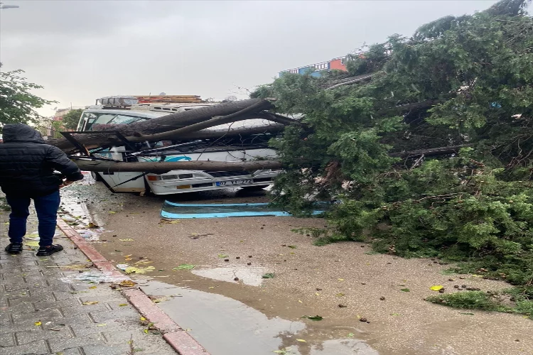 Adana'da kuvvetli rüzgar ve sağanak yaşamı olumsuz etkiledi
