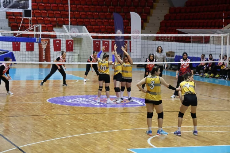 Adana'da liseler arası voleybol turnuvası tamamlandı