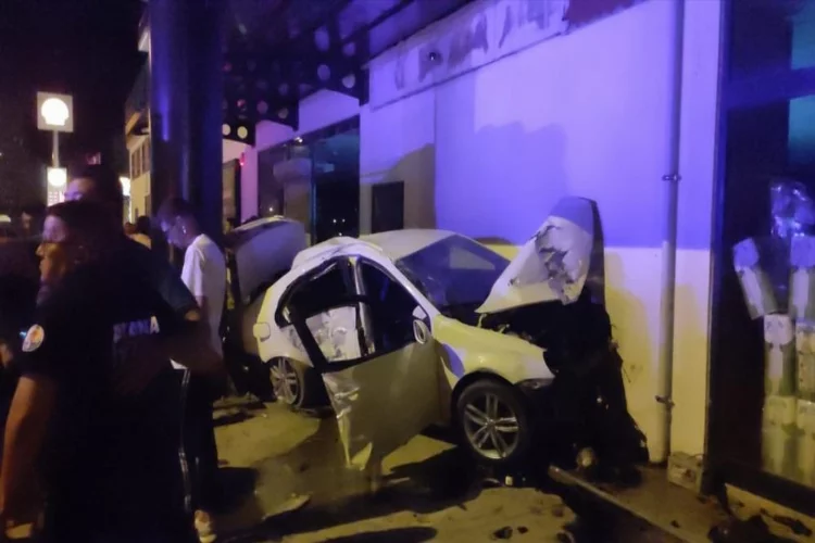 Adana'da midibüse ve market duvarına çarpan otomobildeki 5 kişi yaralandı