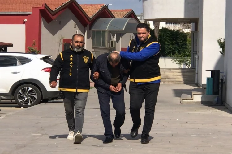 Adana'da minibüste yolcunun cüzdanını çalarken görüntülenen zanlı tutuklandı