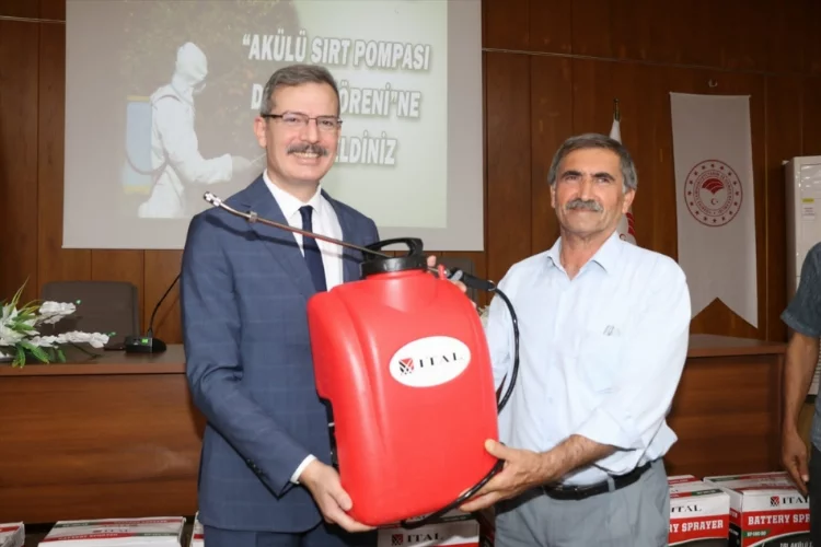 Adana'da narenciye üreticilerine akülü sırt pompası dağıtıldı
