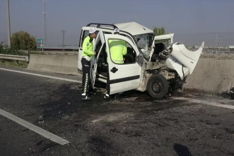 Adana'da otoyolda ters şeritte giden araçla otomobilin çarpıştığı kazada 3 kişi öldü