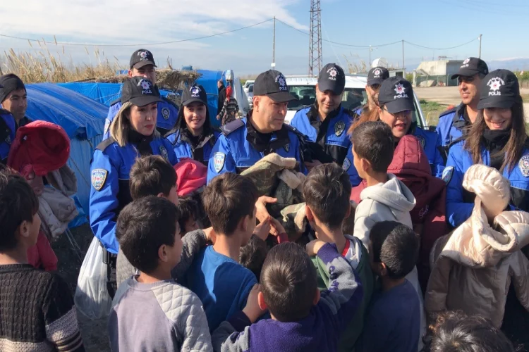Adana'da polis eşlerinden çocuklara ayakkabı ve mont yardımı
