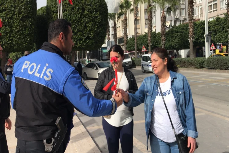Adana'da polis, kadınlara çiçek hediye etti