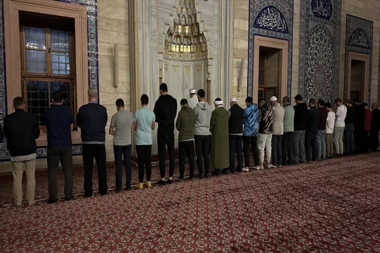 Adana'da sabah namazı sonrası Filistinliler için dua edildi