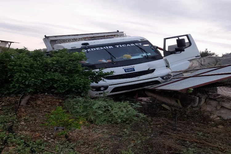 Adana'da şarampole devrilen kamyonun sürücüsü hayatını kaybetti