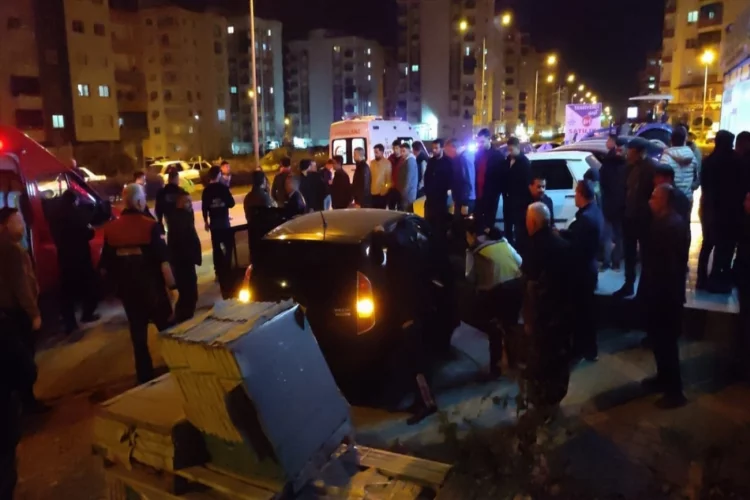 Adana'da tilkiye ve kaldırıma çarpan otomobildeki 4 kişi yaralandı