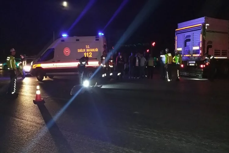 Adana'da tıra çarpan motosikletin sürücüsü hayatını kaybetti