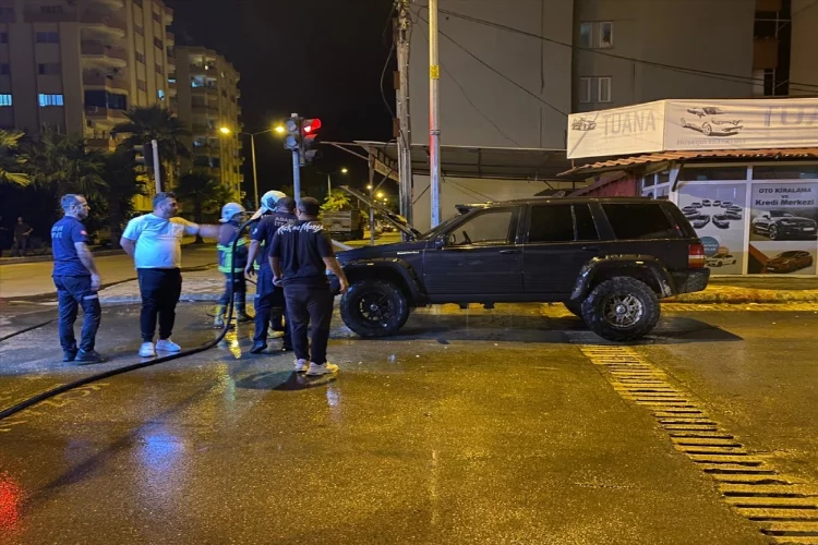 Adana'da trafik ışıklarında beklerken alev alan cipte hasar oluştu