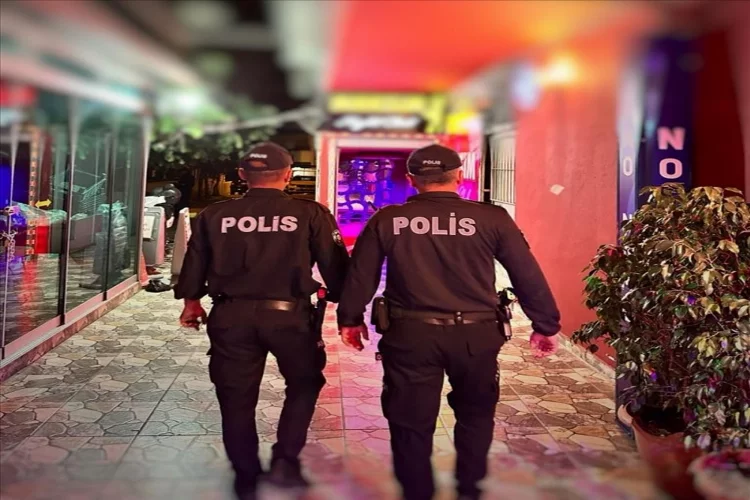 Adana'da umuma açık iş yerleri polislerce denetlendi