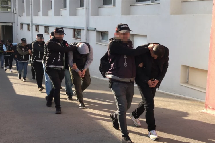 Adana'da uyuşturucu satıcılarına yönelik operasyonda yakalanan 20 zanlıdan 6'sı tutuklandı