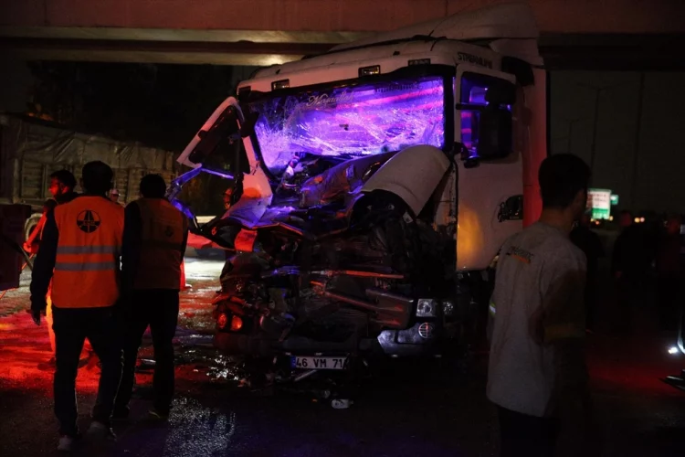 Adana'da zincirleme trafik kazasında 1kişi yaralandı