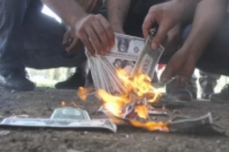Adanalılar İphon'u  boykot etti, dolar yaktı
