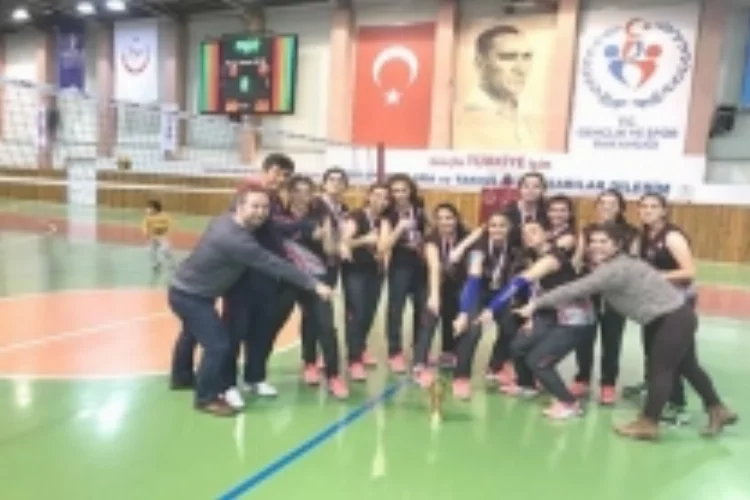 Adana Lokman Hekim Anadolu Lisesi voleybol kız takımı yarı finaline çıkmaya hak kazandı