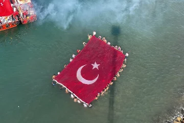Hatay’da Cumhuriyet’in 100. yılında denizde 123 metre Türk bayrağı açıldı