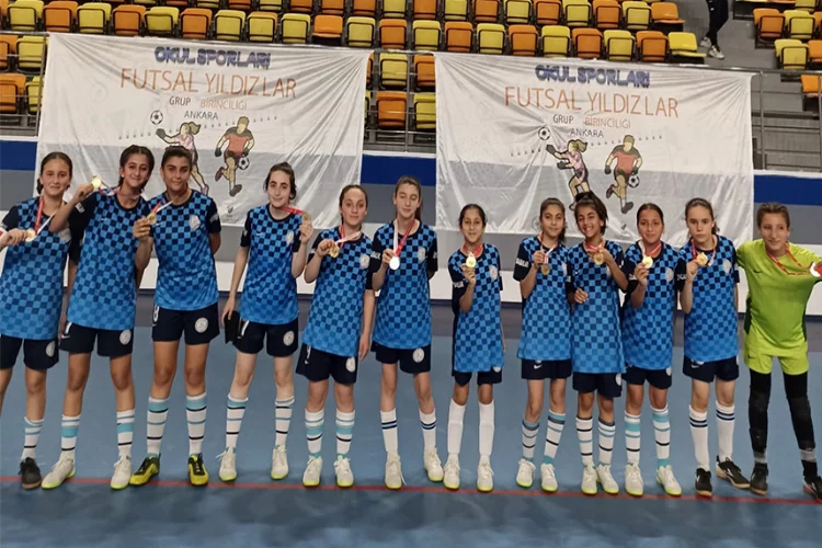 Adana’nın Gururu Yıldırım Bayazıt Ortaokulu Kız Futsal takımı Yarı Finalde