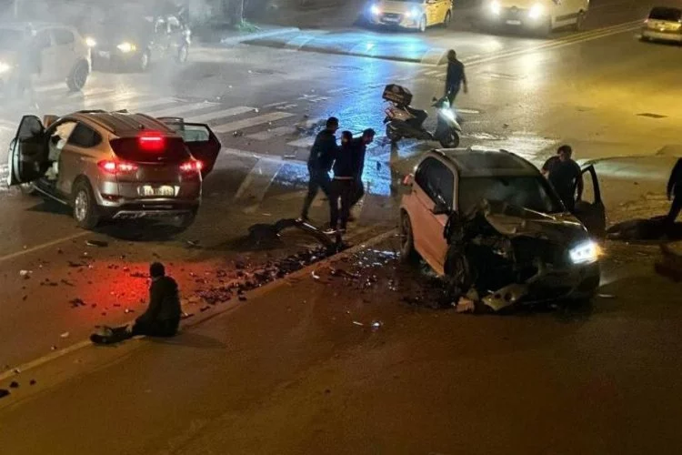 Adapazarı'nda kafa kafaya çarpışan SUV araçlarında 3 kişi yaralandı