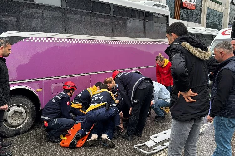 Adapazarı'nda özel halk otobüsü geri manevra yaparken kadını ezdi